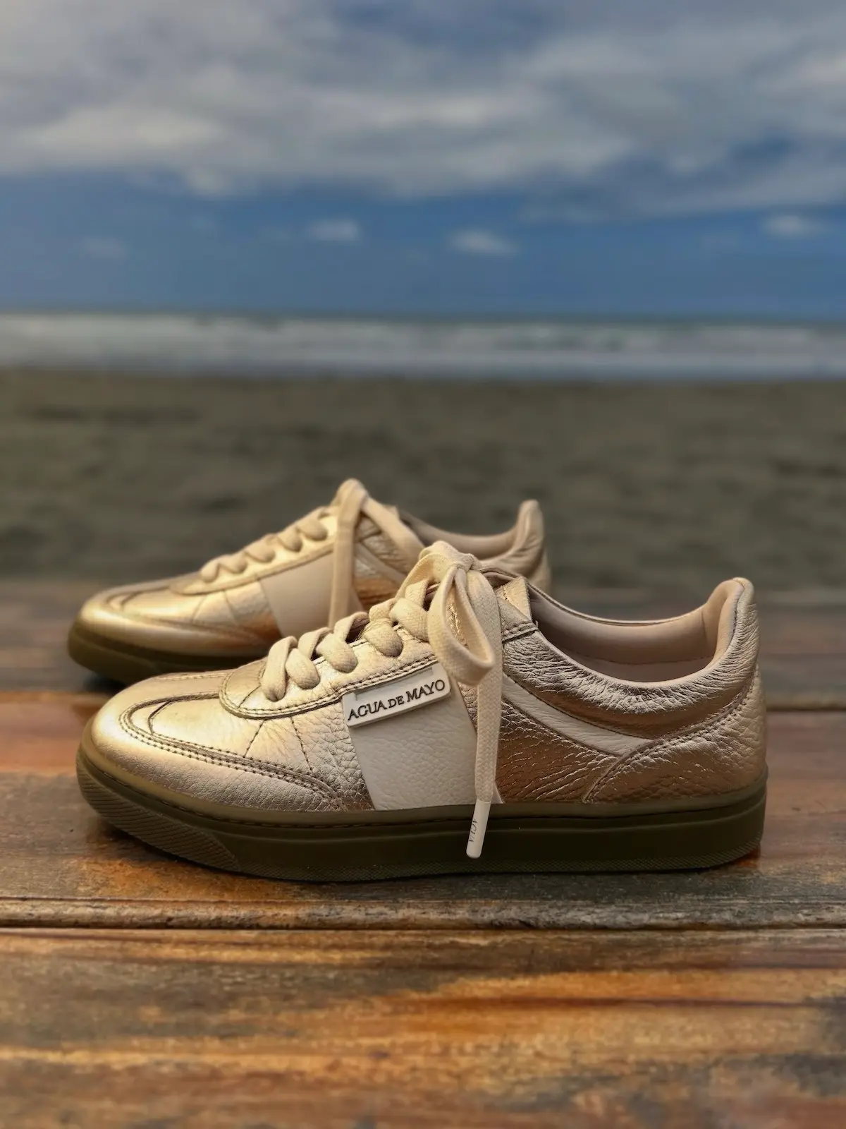 tenis_cuero_dorado_diseño_colombia