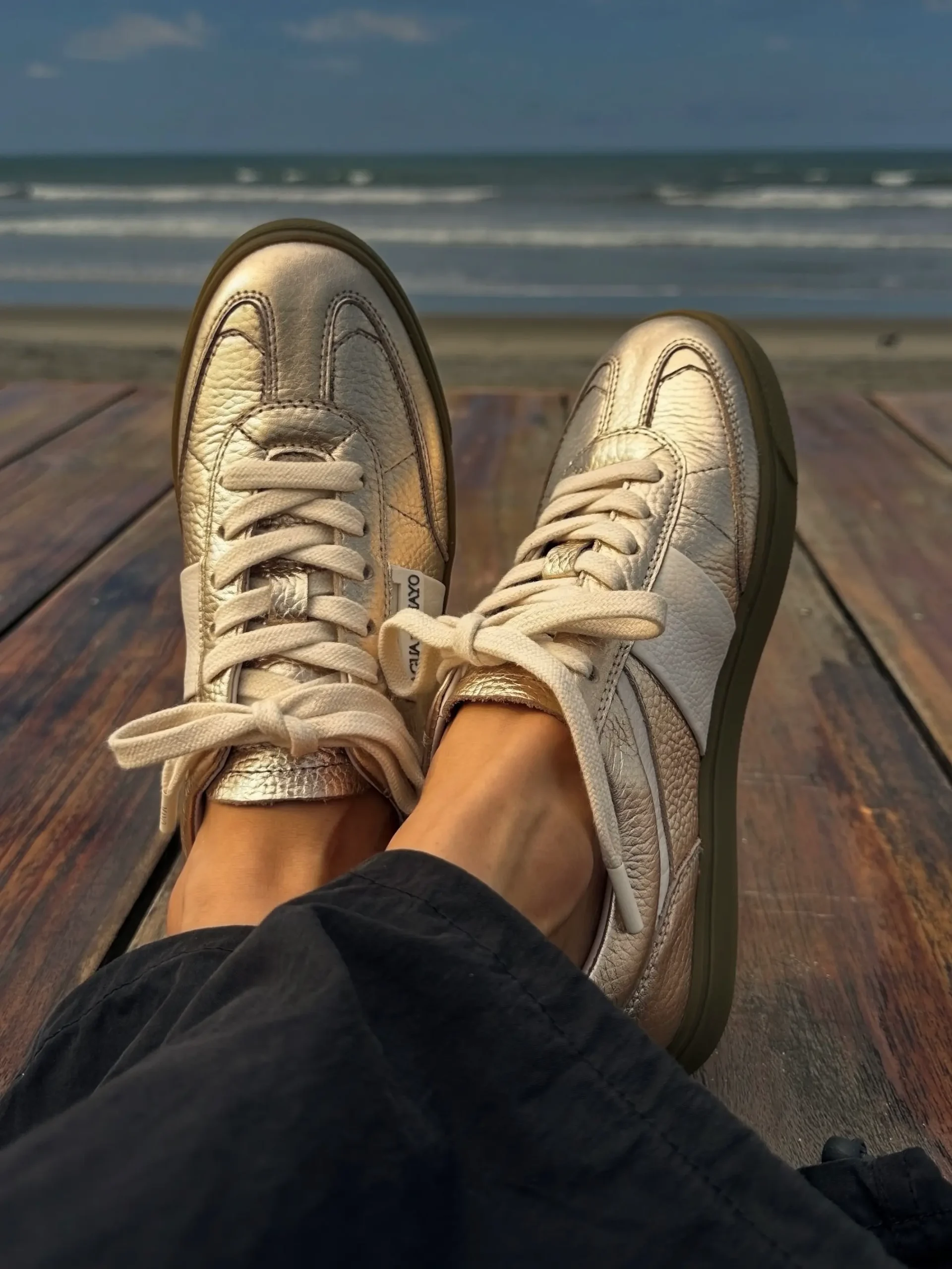 tenis_dorados_cuero_colombia